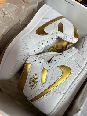 Nike Jordan Air Hightop 1 Retro Women’s Sneakers in White Gold Metallic 10.5